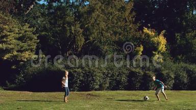 兄妹在公园里一起踢足球